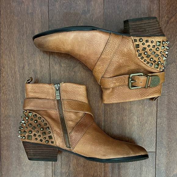 Vince Camuto Marcin Tan Pebbled Distressed Leather Studded Ankle Boots, Size 9.5 - Picture 1 of 16